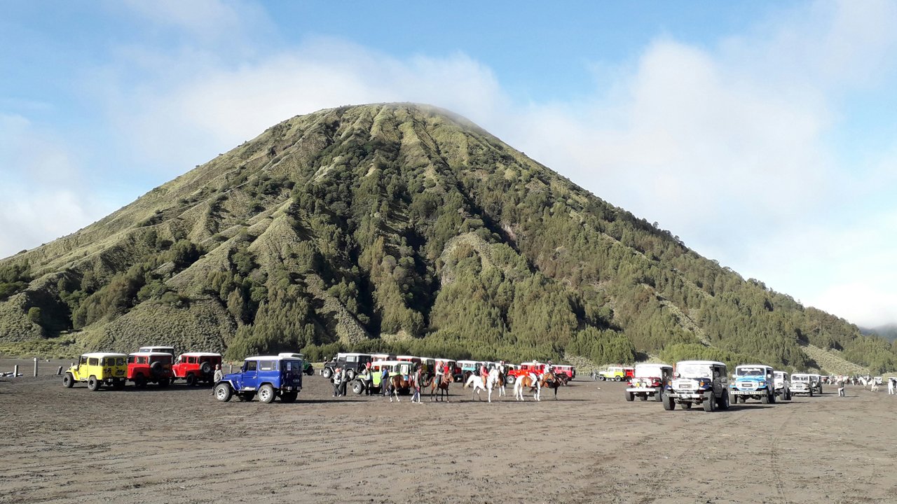 Experience the Ultimate Thrill Conquering Mount Bromo and Discovering Madakaripura Waterfall
